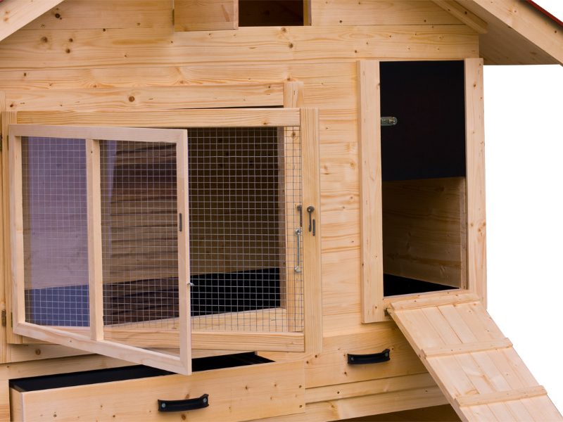 Nahaufnahme von offenem Fenster und Kotschieber des Hühnerstalls mit Satteldach.