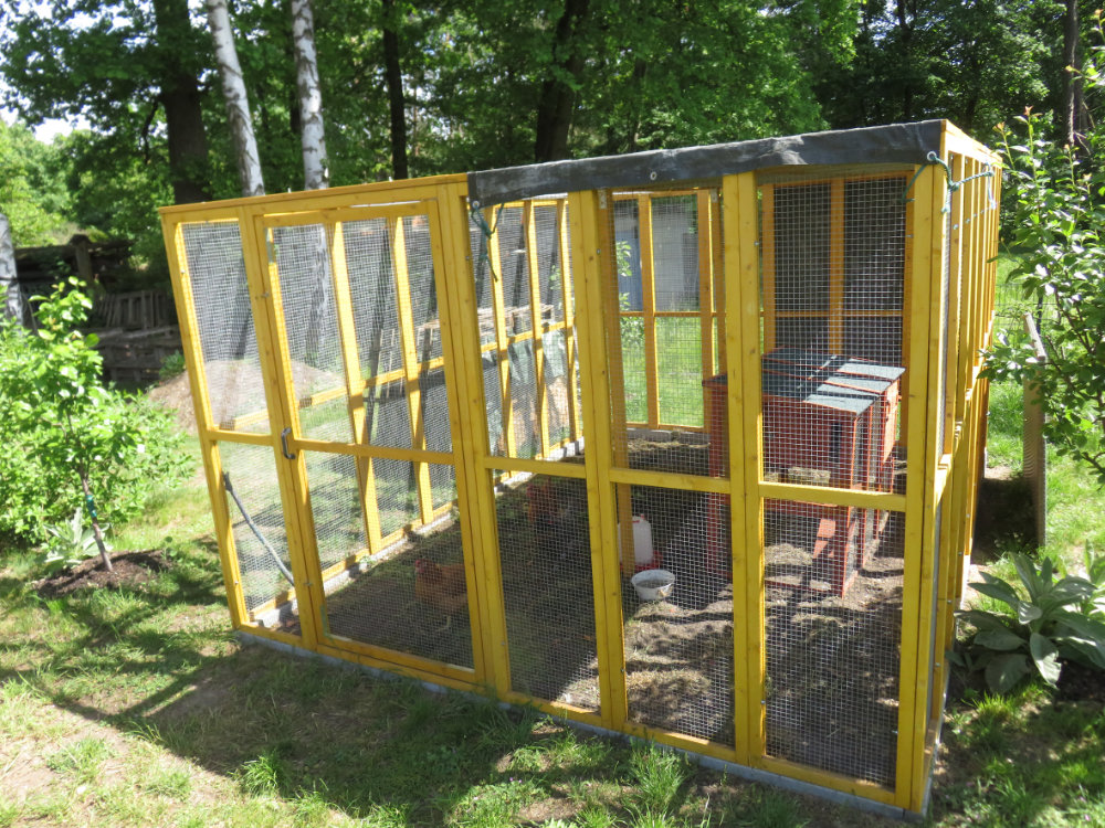 Voliere als Hühnergehege in einem Garten aufgebaut.